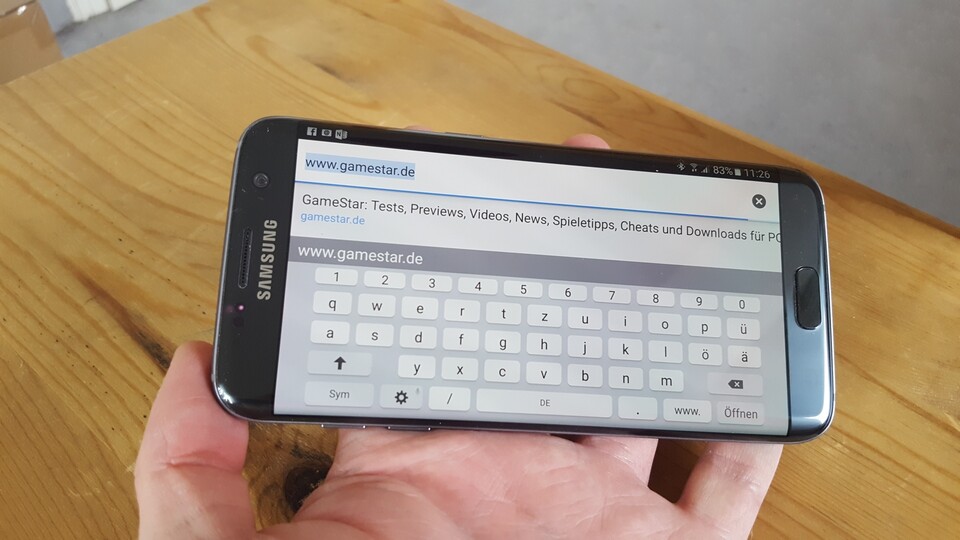 Das Samsung Galaxy S7 Edge liegt gut in der Hand, die Tasten der Bildschirmtastatur sind auch im Querformat trotz der Größe des Handys gut zu erreichen.
