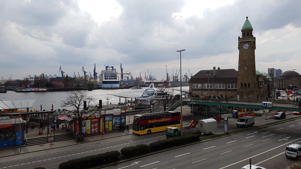 Die Primärkamera erzeugt auch beim Schmuddelwetter an den Landungsbrücken in Hamburg gute Bilder, auf Wunsch kann sie sogar 4K-Videos mit 30 Bildern pro Sekunde aufnehmen.