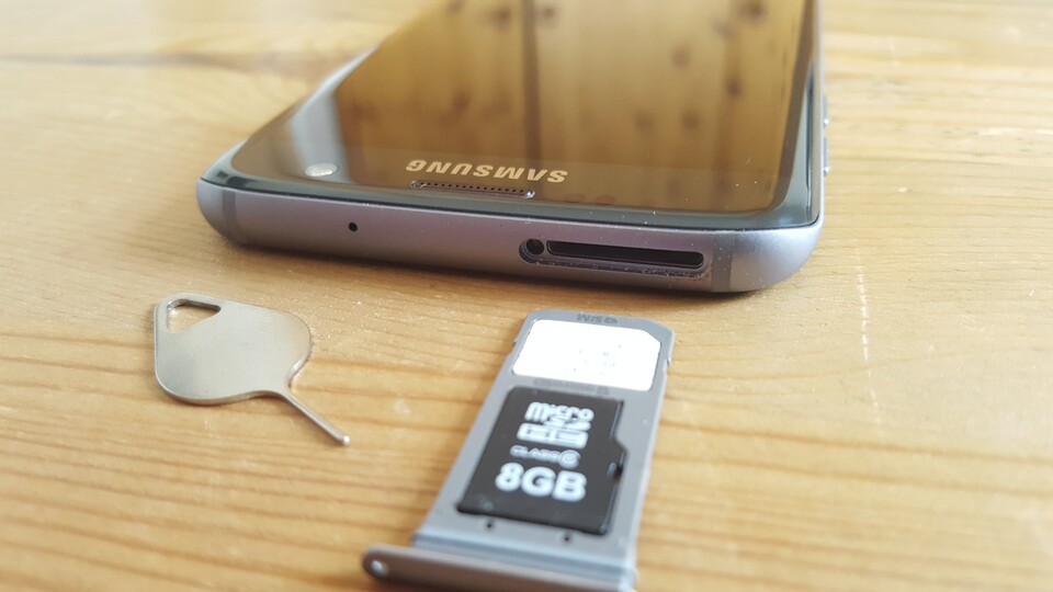 Micro-SD und Nano-SIM werden gemeinsam eingeschoben, die Speicherkarte kann also im Betrieb nicht gewechselt werden.
