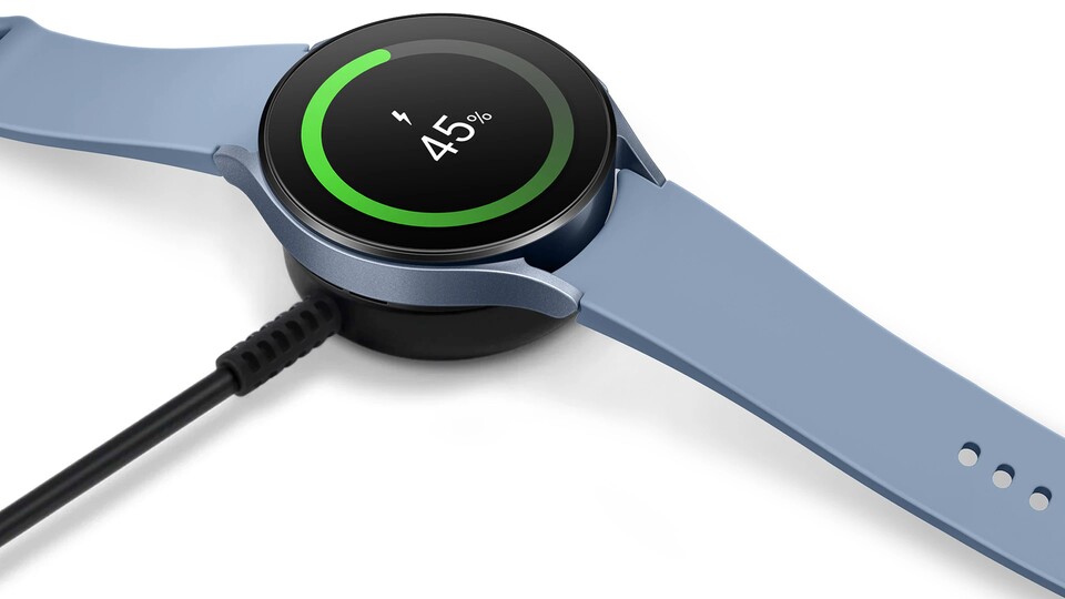 Im Nu wieder vollgetankt: Die Samsung Galaxy Watch5 braucht gerade einmal 30 Minuten Ladezeit, um wieder 45 Prozent Akkuleistung zurückzugewinnen.