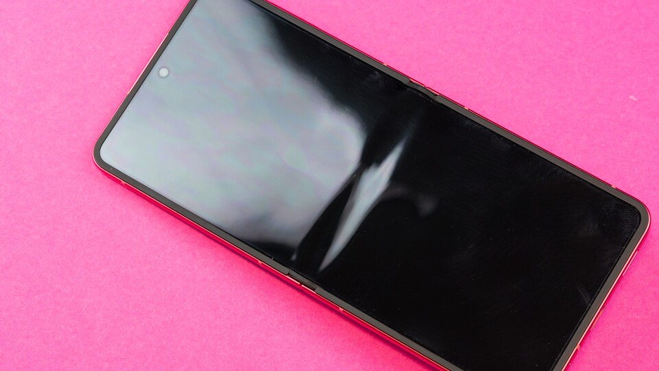 Der sichtbare Falz in der Mitte ist auch beim Flip 7 noch vorhanden. (Bildquelle: GameStar Tech)