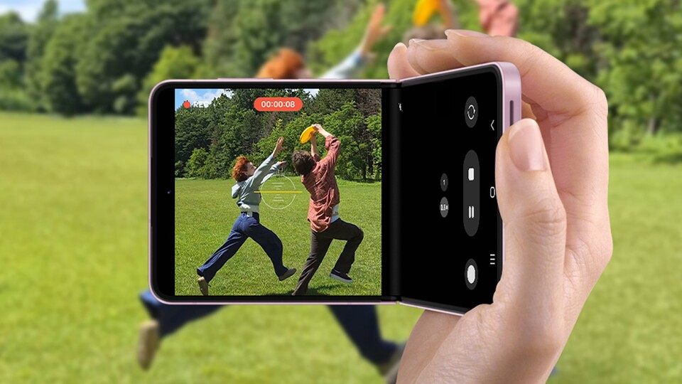 Die Kameras kommen nicht an die Top-Handys ran, aber dafür lässt es sich im halbaufgeklappten Zustand gemütlich wie mit einem Camcorder filmen.