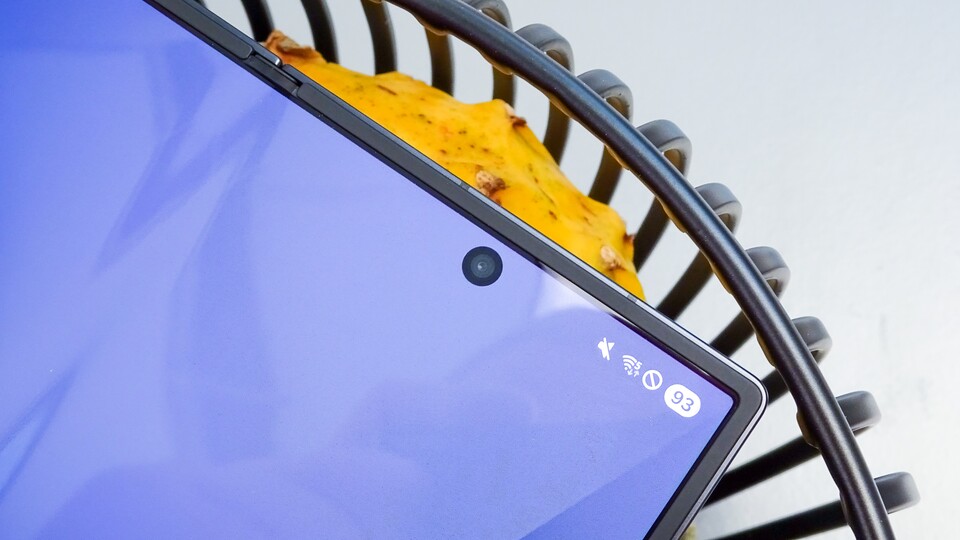 Weg von der hinter dem Display versteckten Kamera hin zum Punch-Hole. Das Fold 7 kehrt zur älteren Technik zurück, um die Kameraqualität zu verbessern. (Bildquelle: GameStar Tech)