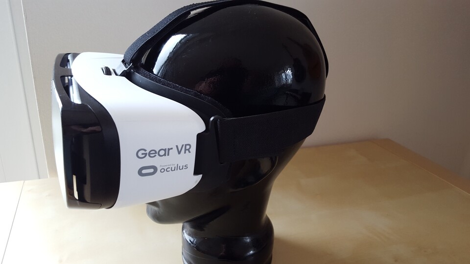 Die Gear VR ist ein Gemeinschaftsprojekt von Samsung und Oculus. Wie bei Cardboard wird ein Smartphone benötigt.