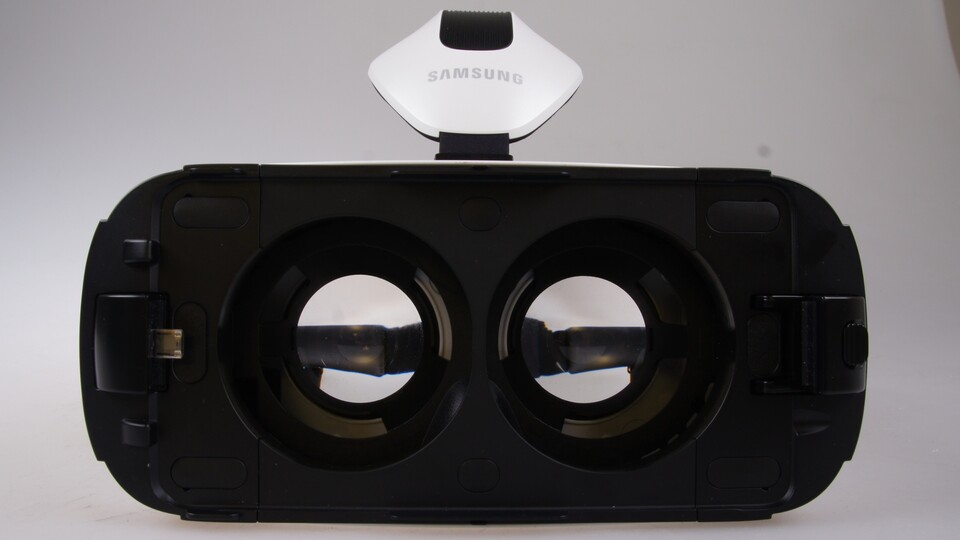 Mit 96 Grad liegt das Sichtfeld der Gear VR auf dem Niveau des DK2 (100 Grad), da es das menschliche Auge aber auf rund 150 Grad bringt, bleiben auch bei der Gear VR links und rechts schwarze Ränder im Sichtfeld.