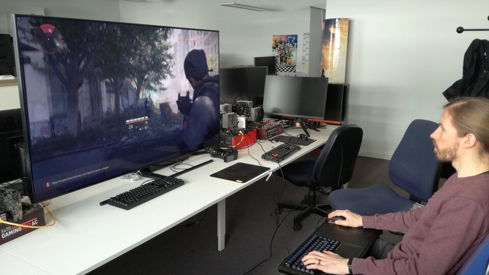 Durch die Größe von 65 Zoll ist ein größerer Sitzabstand im Vergleich zu typischen PC-Monitoren nötig. Zum Spielen nutzen wir hier übrigens Roccats ?»Gaming Lapboard« Sova.