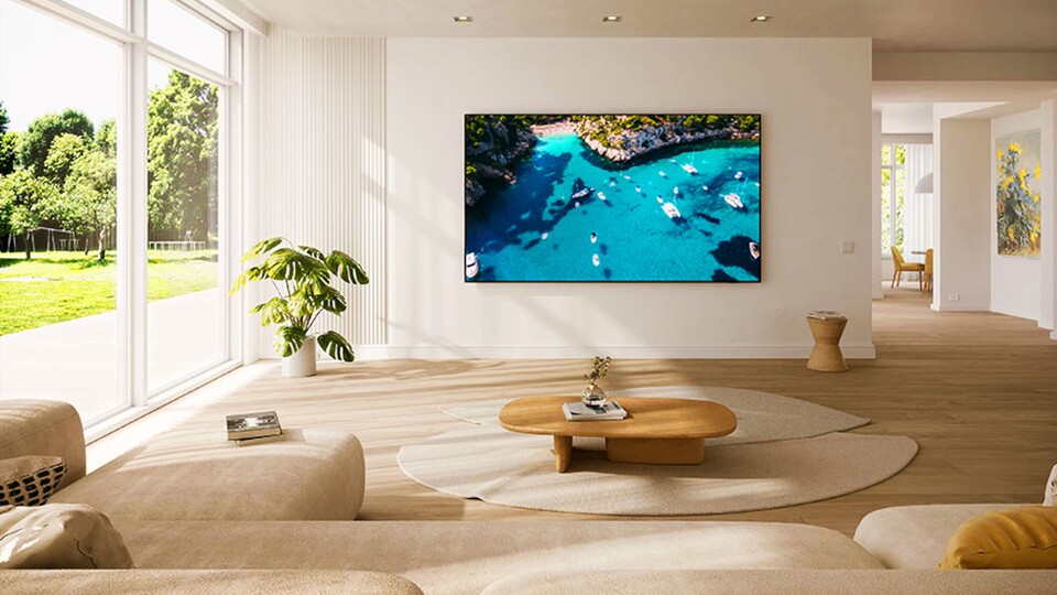 Um das Bild dieses 98-Zoll-Monster so richtig genießen zu können, solltet ihr entsprechend großes TV-Zimmer haben.