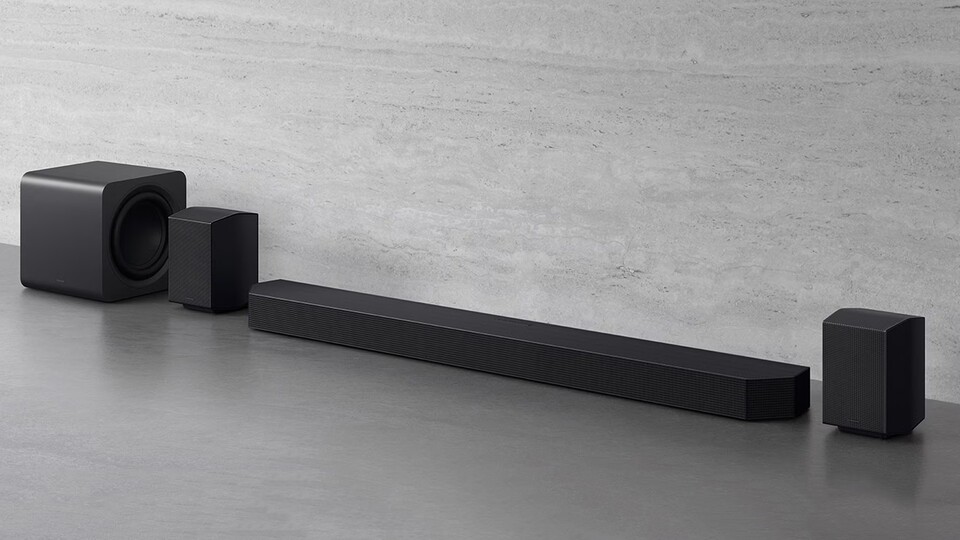 Hier bekommt ihr das ganze HiFi-Paket. Mit dabei sind zur Soundbar, ein Subwoofer, die zwei Rear-Speaker und sogar die Wandhalterungen mit dabei.