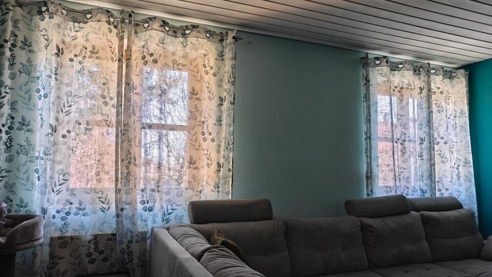 Mein Wohnzimmer ist aufgrund der lichtdurchlässigen Vorhänge dementsprechend lichtdurchflutet, aber zum Glück kommt mein QLED-TV mit seiner hohen Spitzenhelligkeit problemlos dagegen an. 💡