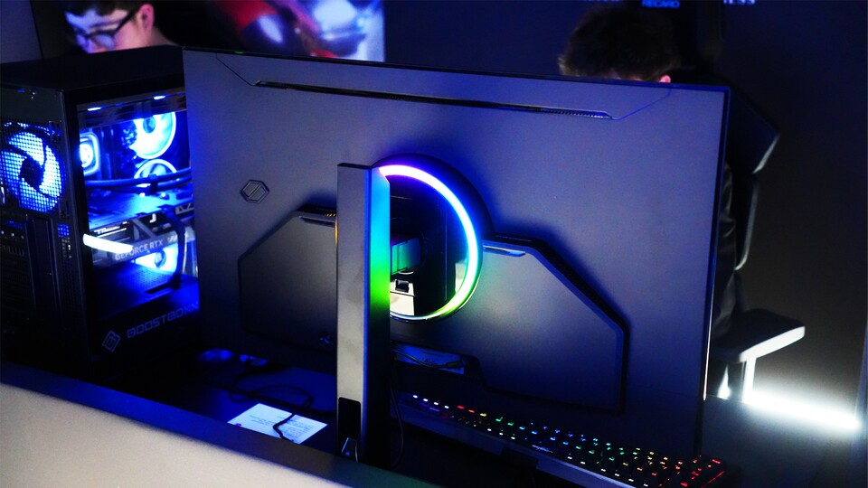 Der Samsung Odyssey G80HS ist mit 32 gegenüber 27 Zoll noch ein gutes Stück größer als der G80HF, erreicht dafür aber auch nur 330 Hz.