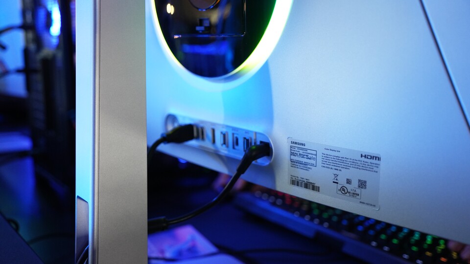 Dank der USB-C-Verbindung könnt ihr eure Geräte bequem direkt am Monitor aufladen und müsst sie nicht noch umständlich mit eurem PC verkabeln.