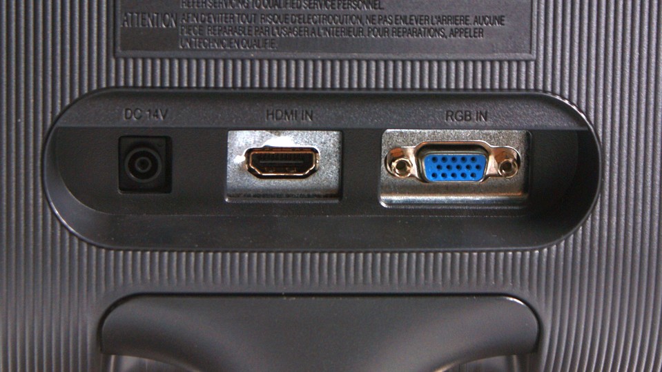 Die Rückseite offenbart die magere Anschlussausstattung mit nur einem VGA- und HDMI-Port.