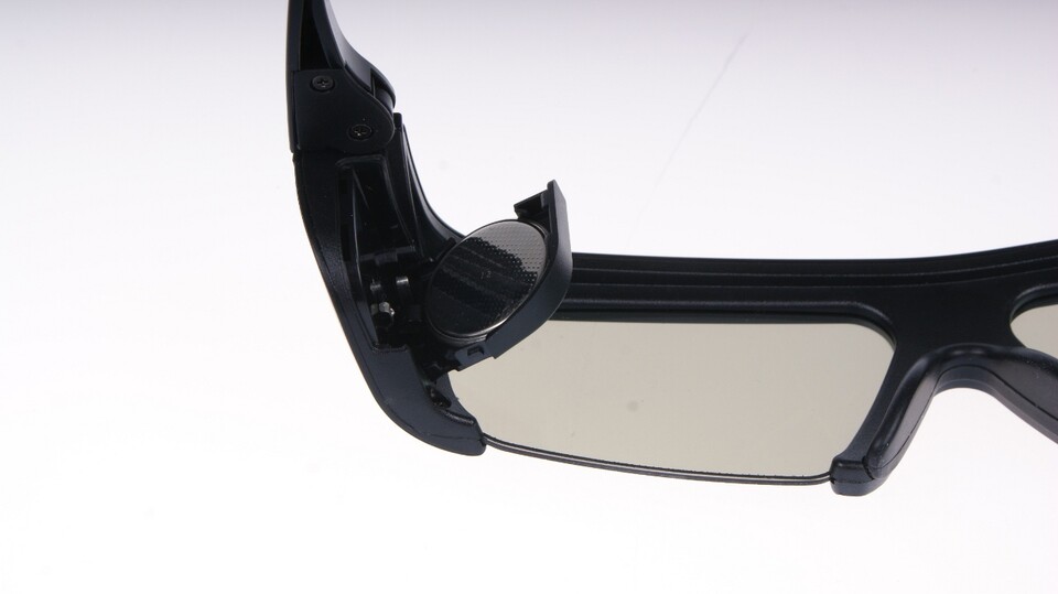 Die etwa einen Euro teuren Knopfzellen in der Shutter-Brille des Syncmaster S27A950D sollen für bis zu 70 Stunden 3D-betrieb reichen.