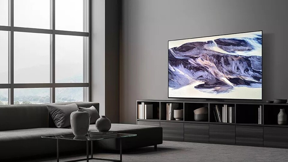 Da der S90D mit 65 Zoll eine stattliche Größe aufweist, darf zwischen TV und Couch ruhig etwas Platz sein.