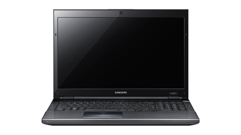 Das Samsung Serie 7 Gamer 700G7A hat schnelle Hardware und eine umfangreiche Ausstattung. Im Gegensatz zur Konkurrenz von Asus und Alienware zeigt das ebenfalls 17,3 Zoll große Samsung-Notebooks seine Muskeln äußerlich aber nicht.