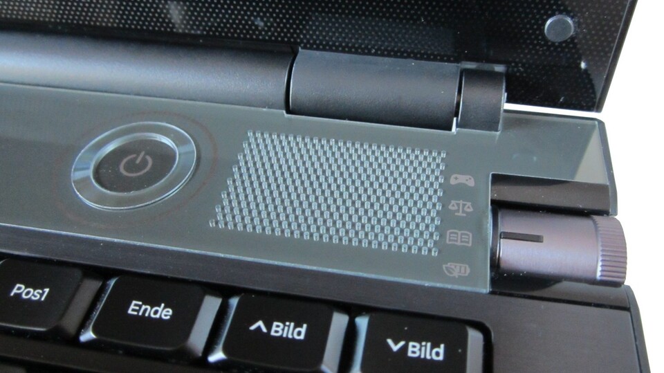 Am rechten Ende der etwas billig wirkenden Multimedialeiste hat Samsung die Lautstärkeregelung angebracht.