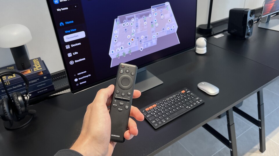 Ein OLED-Monitor mit Fernbedienung und Smart-TV-Funktionen: Der Samsung M9 ist neu in der 4K-Kategorie! Quelle: Lorenz Rittirsch, IFA 2025