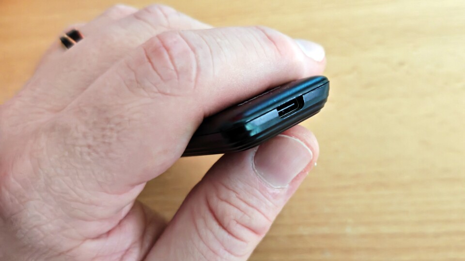 Genau wie beim Handy könnt ihr die Fernbedienung einfach an den Strom hängen und laden. (Bildquelle: Maxe S., GameStar)