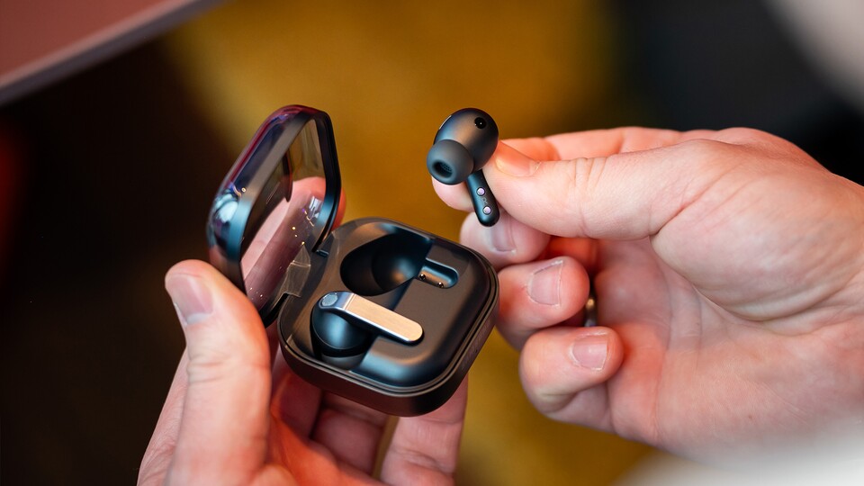 Die Galaxy Buds 4 und Buds 4 Pro kommen mit kleinen Verbesserungen. (Bildquelle: Samsung)