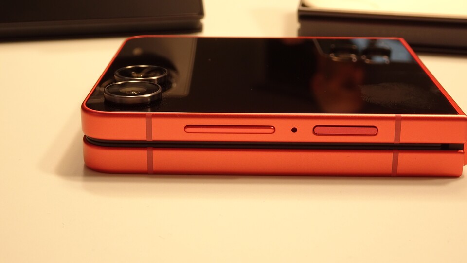 Zwar ist auch das Z Flip 7 schlanker geworden – an das Fold 7 reicht es aber nicht heran. (Bildquelle: GameStar Tech)