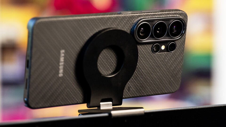 Mit der entsprechenden Halterung und einer MagSafe-Hülle haftet das Handy problemlos auf Monitoren. Denkt nur daran, dass noch das Kabel angeschlossen werden muss. (Bild: Patrick S.GameStar Tech)