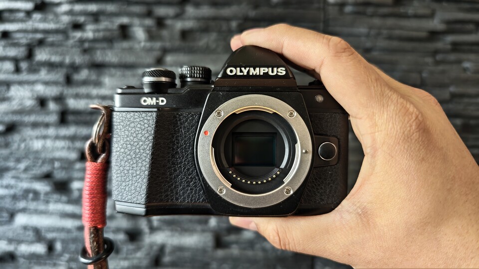 Die Olympus OM-D E-M10 Mark II ist eine Micro-Four-Thirds-Kamera, die inzwischen 10 Jahre alt ist. Trotzdem schießt sie heute noch genau so schöne Fotos. (Bildquelle: Duy Linh DinhGameStar Tech)