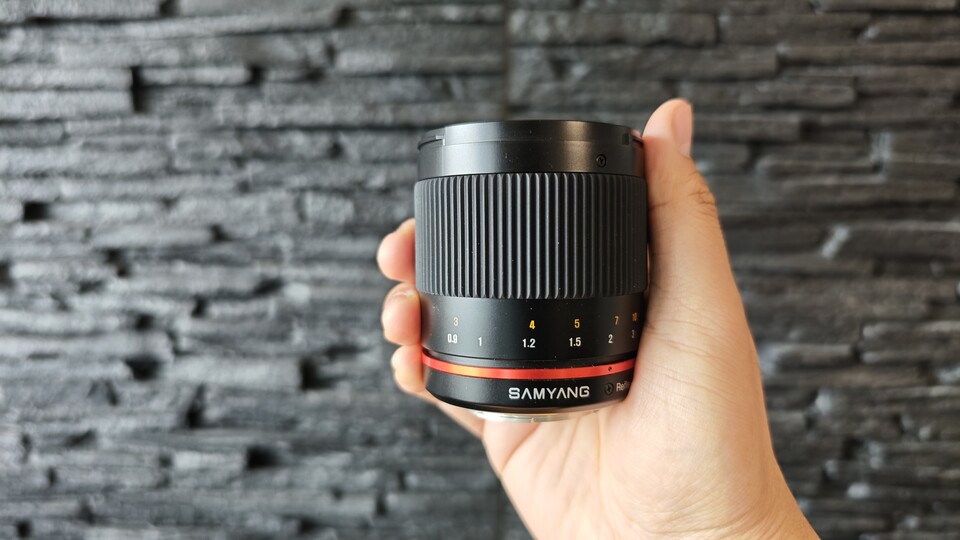Obwohl dieses Objektiv eine so lange Brennweite bietet, ist es gerade zu winzig. (Bildquelle: Duy Linh DinhGameStar Tech)