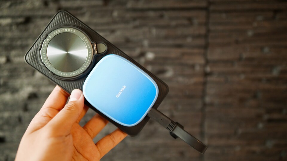 Durch das große Kameramodul von meinem Handy ist die SSD etwas weiter unten platziert. Bei einem Handy, das den Magnetring weiter oben platziert hat, wird das Kabel etwas weniger abstehen. (Bildquelle: Duy Linh DinhGameStar Tech)