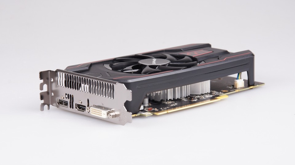 Die Radeon RX 560 gibt es mit 2,0 und 4,0 GByte GDDR5-Videospeicher. Die von uns getestete Sapphire Radeon RX 560 Pulse 4GD5 besitzt 4,0 GByte-VRAM und einen leicht höheren Boost-Takt.