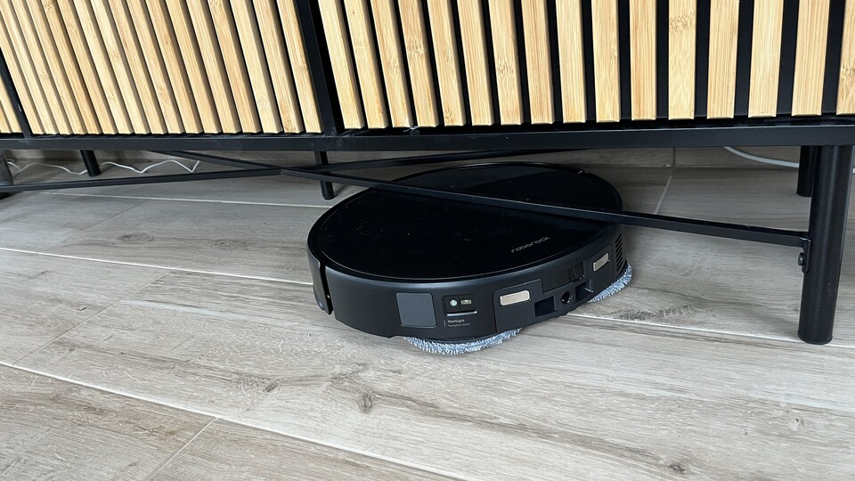 Der Saros 20 passt unter flache Möbel, bleibt aber ggf. stecken. In der App könnt ihr die Sensitivität einstellen. (Bildquelle: Mirco K., GameStar)