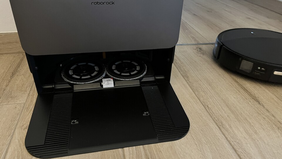 Der Saros 20 lässt seine Mopps in der Station, um Teppiche zu reinigen. (Bildquelle: Mirco K., GameStar)