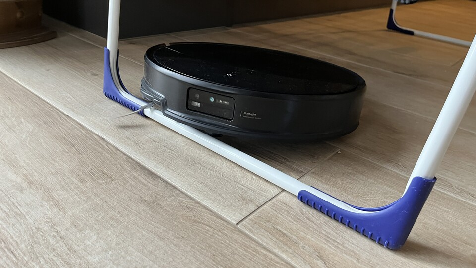 Stuhlbeine oder der Wäscheständer waren Endgegner für meinen alten Saugrobi. Wie auf dem Bild zu sehen ist, schmiegt der Saros sich ganz nah ans Hindernis ran und steigt einfach drüber.