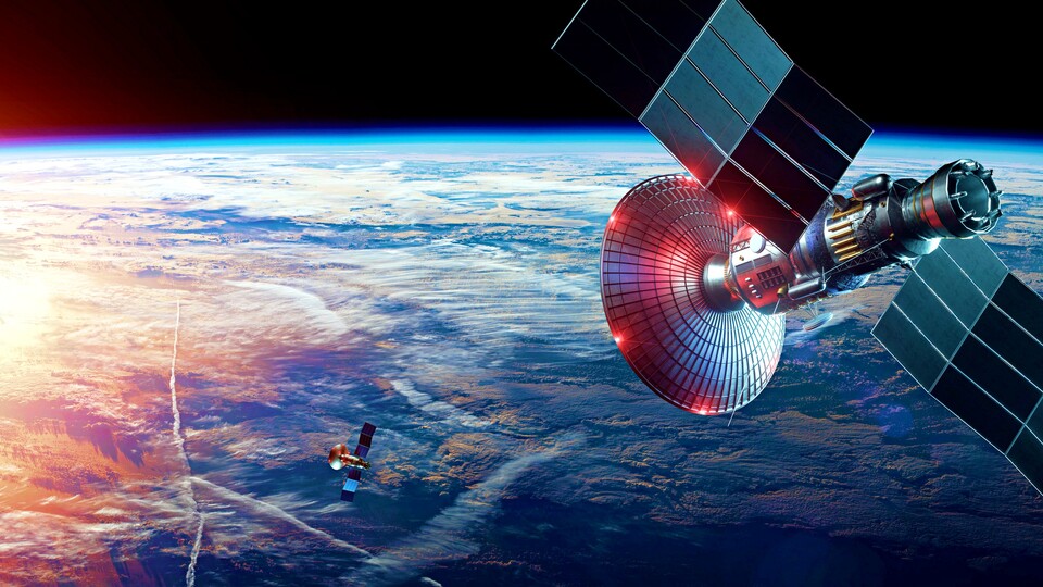 Ein Satellit, er und mehr als 8.000 weitere sind heutzutage nicht mehr aus dem Orbit wegzudenken. Doch stellen sie, wenn sie nach Funktionsende verglühen, eine Gefahr unbekannter Größenordnung dar. (Bild: Aliaksandr Marko über Adobe Stock)