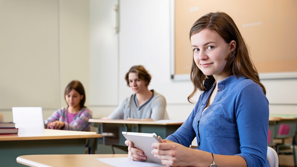 In deutschen Schulen soll vor allem der richtige Umgang mit KI beigebracht werden. (Bild: Adobe Firefly)