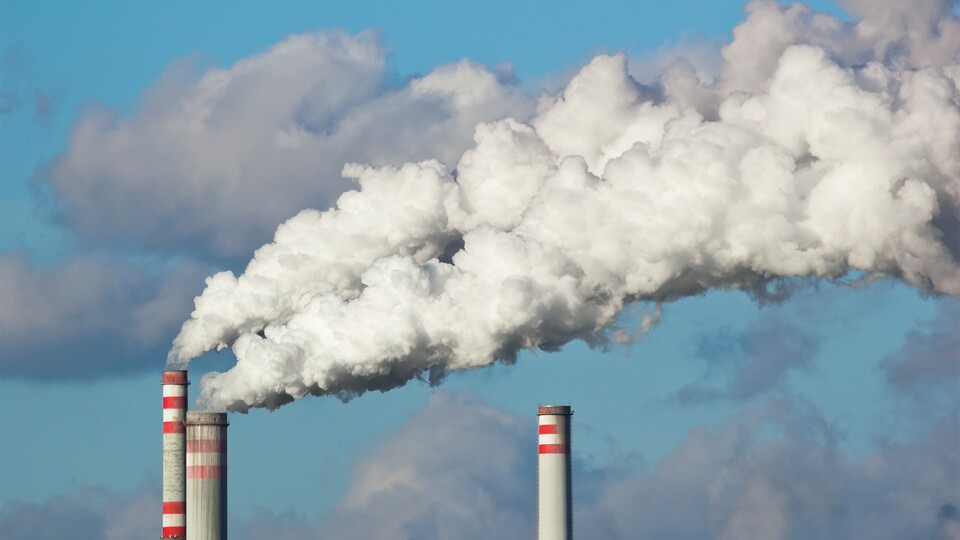 Fabriken tragen auch zur Umweltverschmutzung bei. (Bild: martin33 - adobe.stock.com)