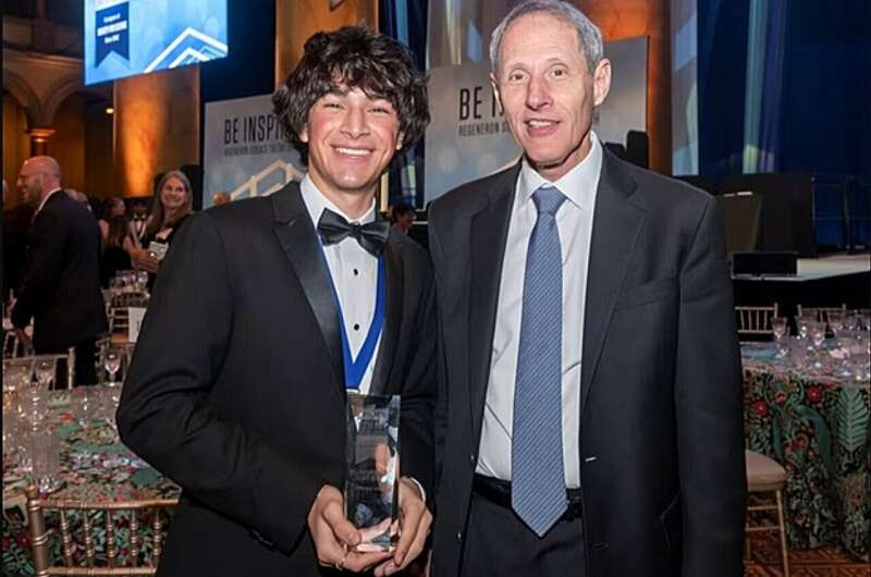 Für seine Forschung gewann Paz 2025 den ersten Platz beim renommierten Regeneron Science Talent Search sowie ein Preisgeld von 250.000 US-Dollar. (Bildquelle: Phys.org)