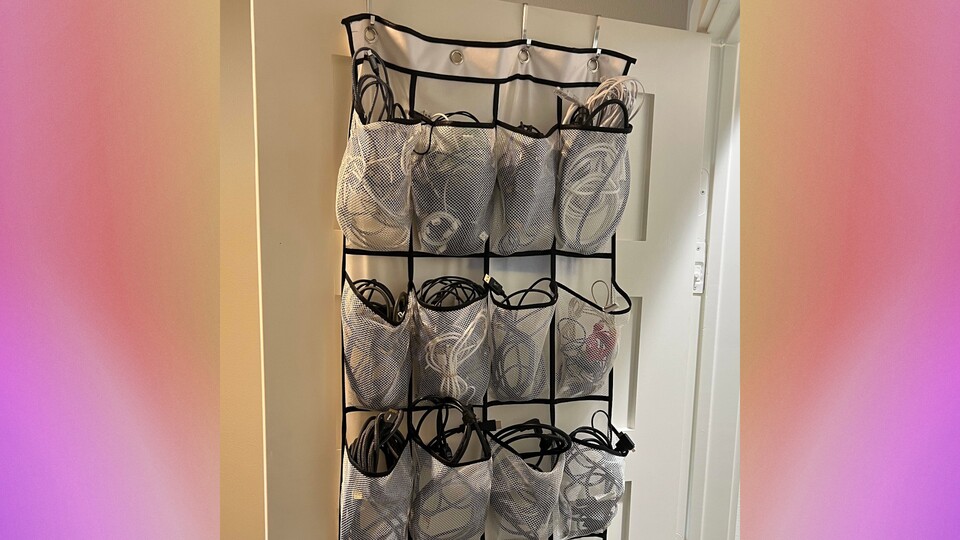 Eine simple, günstige und praktische Lösung, um Kabelchaos zu vermeiden. (Bild: Reddit-Nutzer BurbleHopper)