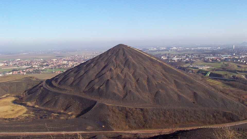 150 Meter ragen die Berge über die nordfranzösische Stadt. (Bildquelle: Sylvain Beucler - Wikimedia)