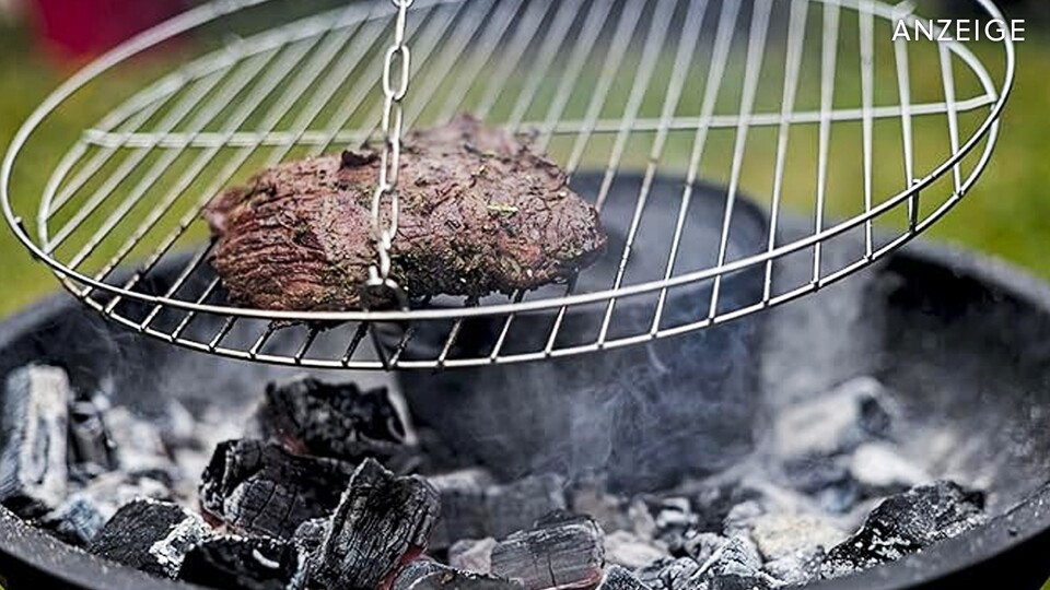 Nix mit Bluetooth-Thermometer und App-Überwachung! Hier gehts um ehrliches Feuer, entspanntes Quatschen am Dreibein und ein kühles Getränk.