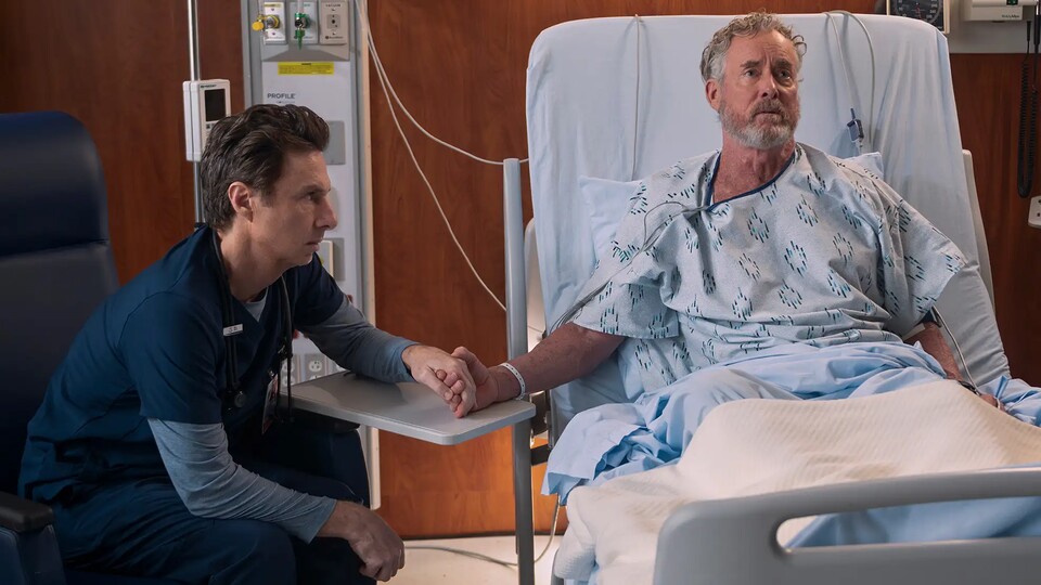 In Folge 8 des Scrubs-Revivals wird enthüllt: Dr. Cox (John C. McGinley) leidet an der seltenen Autoimmunkrankheit Mikroskopische Polyangiitis. Bildquelle: DisneyABC