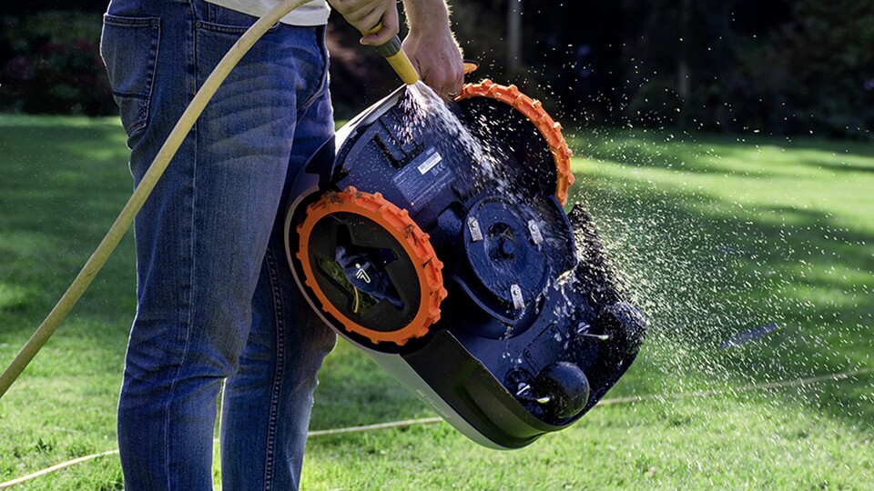 Wasserdicht nach IPX6: Der Segway Navimow i105E ist wetterfest und kann somit ganzjährig im Garten gelassen werden.