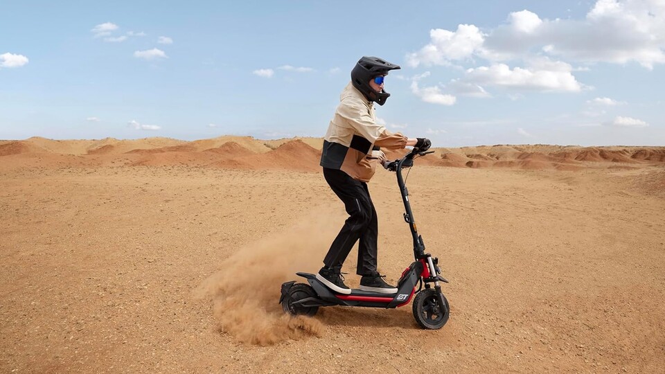 Grip trifft Sicherheit: Die Kombination aus TCS (Traktionskontrolle) und All-Terrain-Bereifung sorgt für festen Halt auf Schotter und Asphalt.