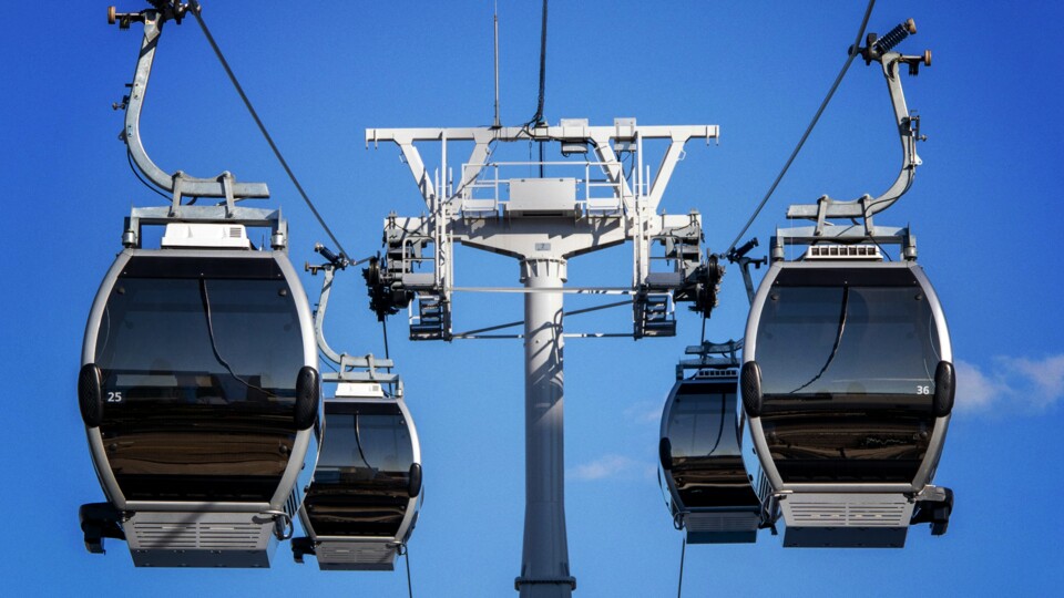 Eine moderne Seilbahn mit relativ kleinen Gondeln. Bildquelle: Unsplash