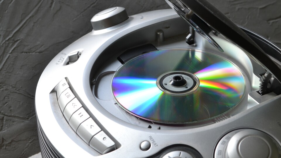 Die Älteren werden sich erinnern: Ein CD-Spieler, in den jemand eine Compact Disc einlegt. (Yevhenii über Adobe-Stock)