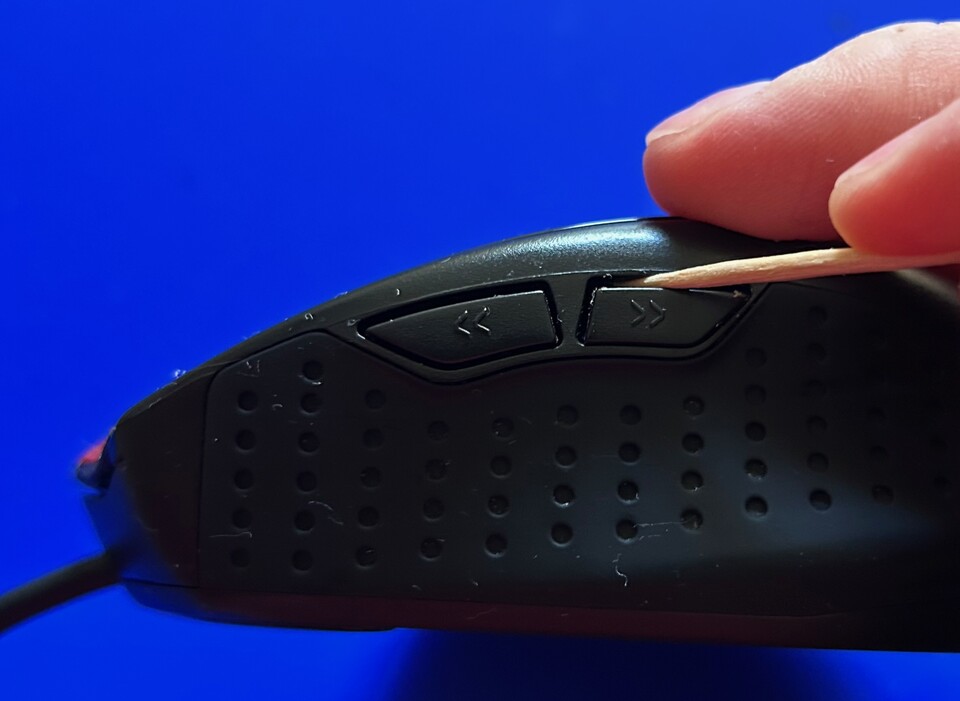 Die Seitentasten sind auch ein Schmutzsammler, reinigt sie daher. Meine Xornet hat zum Glück nur zwei. (Bildquelle: Andrea MaurerGameStar Tech)