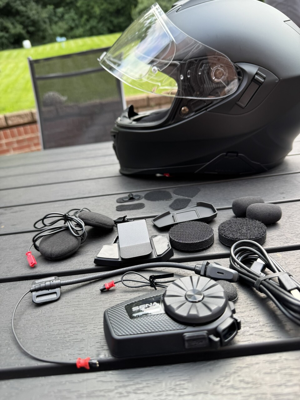 Im Lieferumfang findet ihr viel Zubehör, um das Headset nach euren Wünschen am und im Helm zu befestigen.