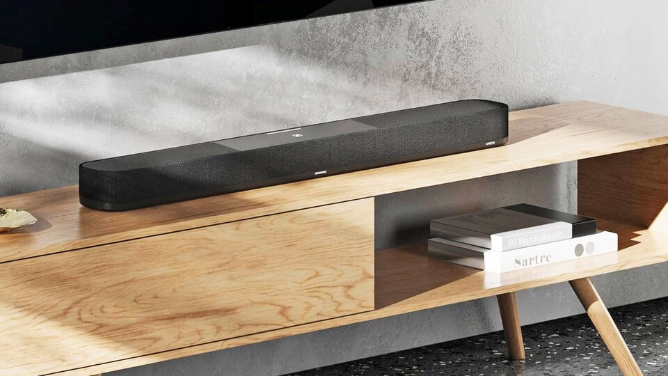 So schlicht sie auch aussieht: In der Sennheiser AMBEO Soundbar Plus steckt alles, was ihr fürs Heimkino braucht.