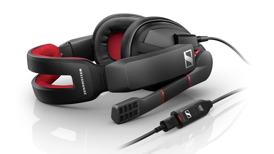 Sennheisers GSP 350 bringt eine USB-Soundkarte mit der Surround-Simulation Dolby Headphone mit und setzt auf einen Farb- und Materialmix aus mattschwarzem Kunststoff und roter Polsterung.