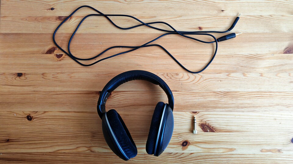 Viel findet ihr in der Schachtel des Sennheiser HD 550 nicht, aber mehr braucht es auch nicht für einen guten Kopfhörer. (Bild: Maxe S., GameStar)