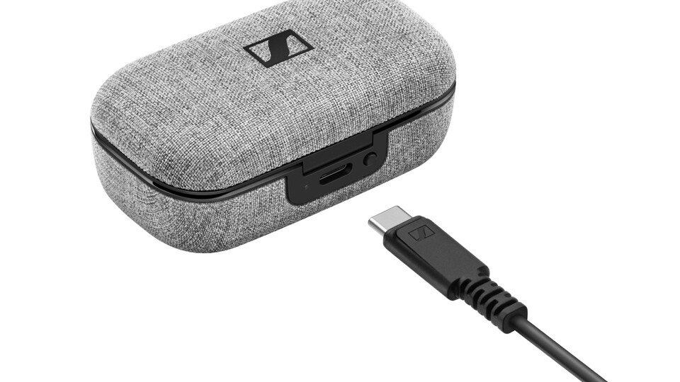 Das mit Stoff bezogene Ladeetui liefert euch genügend Strom für den halben Tag.